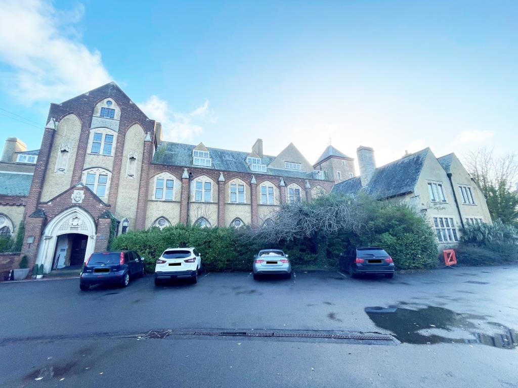Lot: 34 - SUBSTANTIAL OFFICE SPACE PROVIDING HIGH RENTAL INCOME WITH POTENTIAL FOR FURTHER RESIDENTIAL/COMMERCIAL SPACE - View of the front of the property (left hand side)